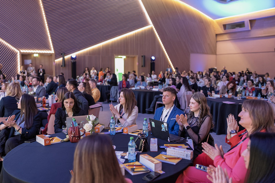 PORR România – partener principal în cadrul EBcon 2025. Concluzii EBcon 2025: 400 de specialiști din peste 10 țări, la cea mai mare conferință de Employer Branding din CEE PORR România – partener principal în cadrul EBcon 2025. Concluzii EBcon 2025: 400 de specialiști din peste 10 țări, la cea mai mare conferință de Employer Branding din CEE
