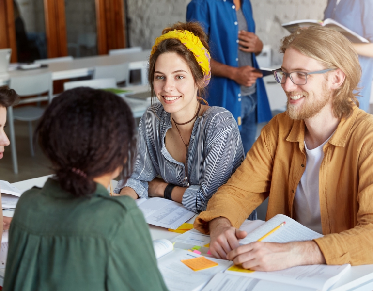 Cele mai bune 60 de programe de internship din România votate de studenți și proaspăt absolvenți